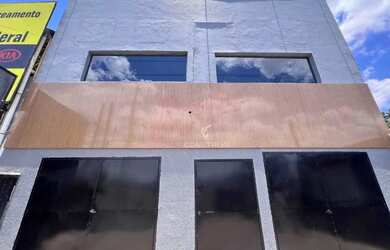 Imagem: O depósito para alugar possui 5 Vagas na garagem e 700m² de