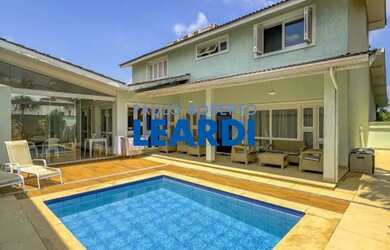 Imagem: A casa em condomínio possui 4 Dormitórios, 5 Banheiros, 5