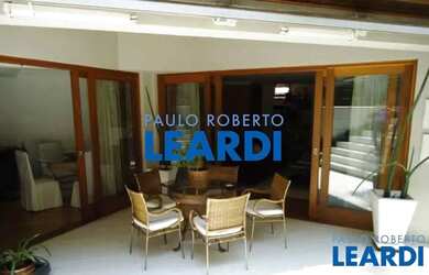 Imagem: A casa possui 4 Dormitórios, 4 Banheiros, 4 Vagas na garagem