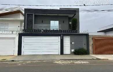 Imagem: A casa possui 3 Dormitórios, 4 Banheiros, 2 Vagas na garagem