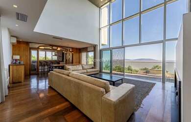 Imagem: A casa possui 4 Dormitórios, 5 Banheiros, 3 Vagas na garagem