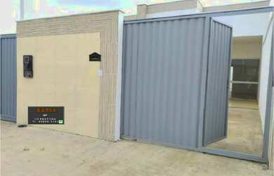 Imagem: A casa possui 2 Dormitórios, 2 Banheiros, 2 Vagas na garagem