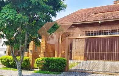 Imagem: A casa possui 3 Dormitórios, 5 Banheiros, 4 Vagas na garagem