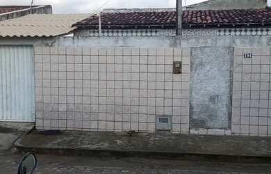 Imagem: A casa possui 2 Dormitórios, 1 Banheiro e 2 Vagas na garagem