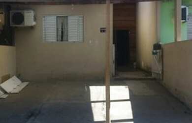 Imagem: A casa possui 2 Dormitórios, 1 Banheiro, 2 Vagas na garagem