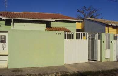 Imagem: A casa possui 2 Dormitórios, 1 Banheiro, 1 Vaga na garagem