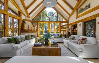 Imagem: A casa possui 4 Dormitórios, 5 Banheiros, 5 Vagas na garagem