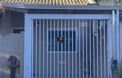 Imagem: A casa possui 3 Dormitórios, 2 Banheiros, 2 Vagas na garagem