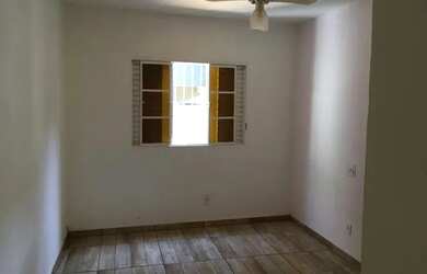 Imagem: A casa possui 2 Dormitórios, 1 Banheiro, 1 Vaga na garagem