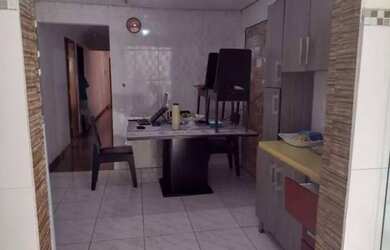 Imagem: A casa possui 2 Dormitórios, 1 Banheiro, 2 Vagas na garagem