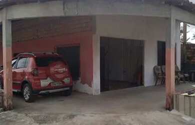 Imagem: A casa possui 3 Dormitórios, 2 Banheiros, 3 Vagas na garagem