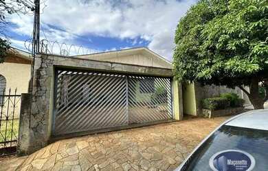 Imagem: A casa possui 3 Dormitórios, 2 Banheiros, 4 Vagas na garagem