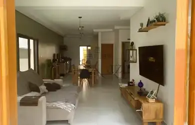 Imagem: A casa possui 3 Dormitórios, 3 Banheiros, 2 Vagas na garagem