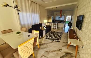 Imagem: A casa possui 3 Dormitórios, 3 Banheiros, 2 Vagas na garagem