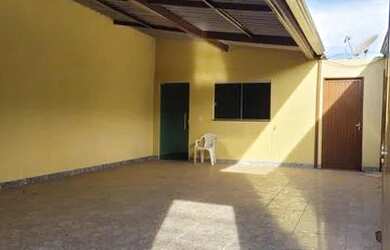 Imagem: A casa possui 2 Dormitórios, 2 Banheiros, 2 Vagas na garagem