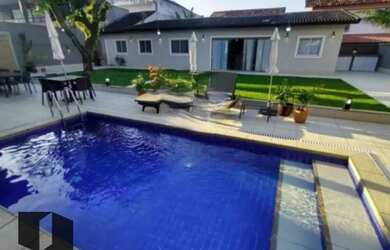 Imagem: A casa em condomínio possui 5 Dormitórios, 5 Banheiros, 4