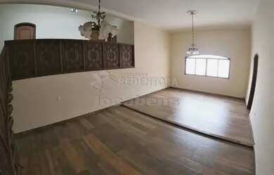 Imagem: A casa possui 4 Dormitórios, 3 Banheiros, 4 Vagas na garagem