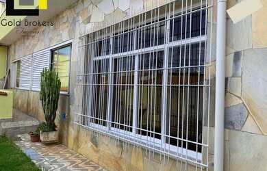 Imagem: A casa possui 3 Dormitórios, 1 Banheiro, 4 Vagas na garagem