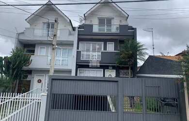 Imagem: A casa possui 3 Dormitórios, 5 Banheiros, 4 Vagas na garagem