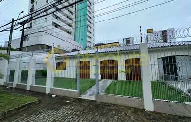 Imagem: A casa possui 5 Dormitórios, 3 Banheiros, 120m² de Área e