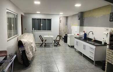 Imagem: A casa possui 3 Dormitórios, 2 Banheiros, 1 Vaga na garagem