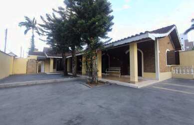 Imagem: A casa possui 4 Dormitórios, 5 Banheiros, 3 Vagas na garagem