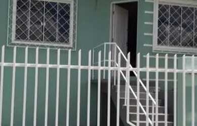 Imagem: A casa possui 3 Dormitórios, 1 Banheiro, 1 Vaga na garagem