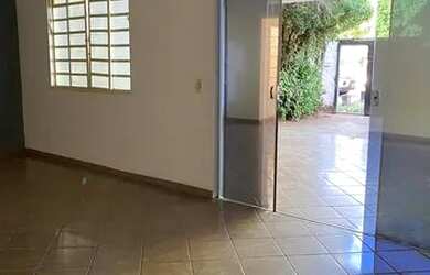 Imagem: A casa possui 4 Dormitórios, 3 Banheiros, 3 Vagas na garagem