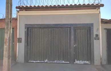 Imagem: A casa possui 2 Dormitórios, 2 Banheiros, 2 Vagas na garagem