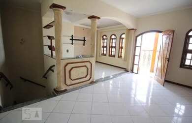 Imagem: A casa possui 2 Dormitórios, 3 Banheiros, 2 Vagas na garagem