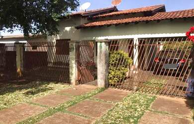 Imagem: A casa e possui 3 Dormitórios, Suítes, 1 Banheiro, 2 Vagas