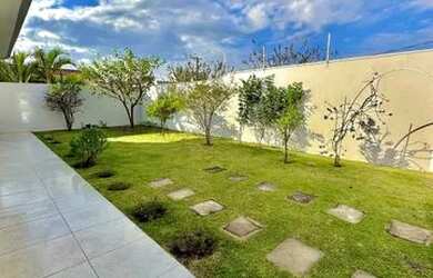 Imagem: A casa possui 3 Dormitórios, 2 Banheiros, 2 Vagas na garagem