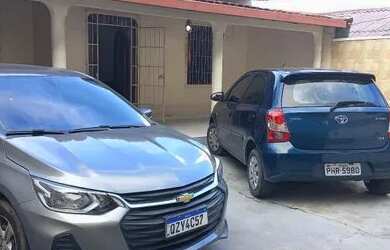 Imagem: A casa possui 3 Dormitórios, 2 Banheiros, 4 Vagas na garagem