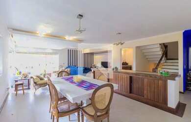 Imagem: A casa possui 5 Dormitórios, 5 Banheiros, 5 Vagas na garagem