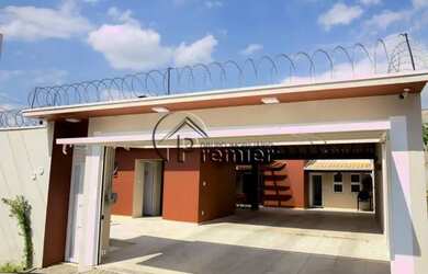 Imagem: A casa possui 3 Dormitórios, 3 Banheiros, 4 Vagas na garagem