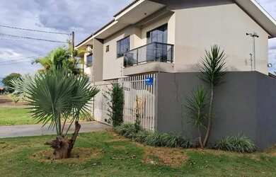 Imagem: A casa possui 3 Dormitórios, 3 Banheiros, 2 Vagas na garagem