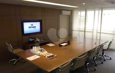 Imagem: O depósito possui 2 Vagas na garagem, 61m² de Área e está