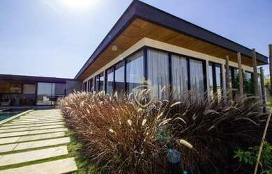 Imagem: A casa em condomínio possui 5 Dormitórios, 5 Banheiros, 4