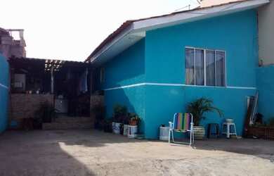 Imagem: A casa possui 2 Dormitórios, 1 Banheiro, 2 Vagas na garagem