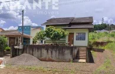 Imagem: A casa possui 2 Dormitórios, 2 Banheiros, 2 Vagas na garagem