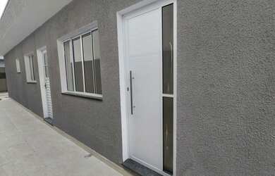 Imagem: A casa possui 3 Dormitórios, 2 Banheiros, 2 Vagas na garagem