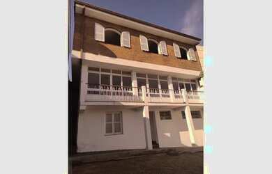 Imagem: A casa possui 3 Dormitórios, 4 Banheiros, 4 Vagas na garagem