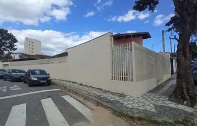 Imagem: A casa possui 4 Dormitórios, 2 Banheiros, 5 Vagas na garagem