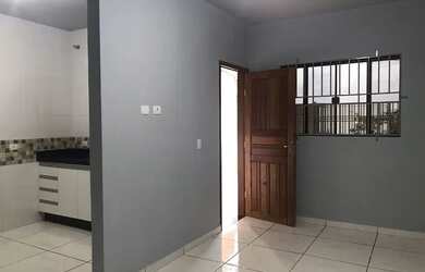 Imagem: A casa possui 3 Dormitórios, 1 Banheiro, 1 Vaga na garagem