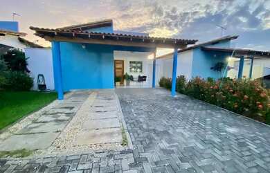 Imagem: A casa possui 3 Dormitórios, 2 Banheiros, 2 Vagas na garagem