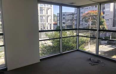 Imagem: O depósito possui 5 Vagas na garagem, 270m² de Área e está