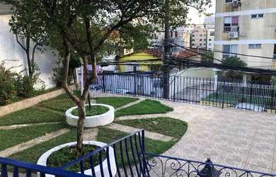 Imagem: A casa possui 3 Dormitórios, 2 Banheiros, 1 Vaga na garagem