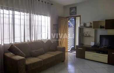 Imagem: A casa possui 3 Dormitórios, 2 Banheiros, 5 Vagas na garagem