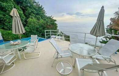 Imagem: A casa em condomínio possui 5 Dormitórios, 5 Banheiros, 2