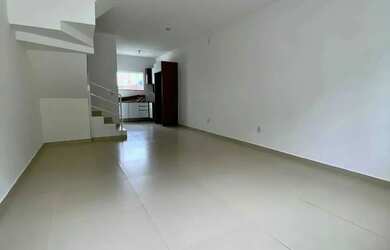 Imagem: A casa possui 3 Dormitórios, 2 Banheiros, 2 Vagas na garagem